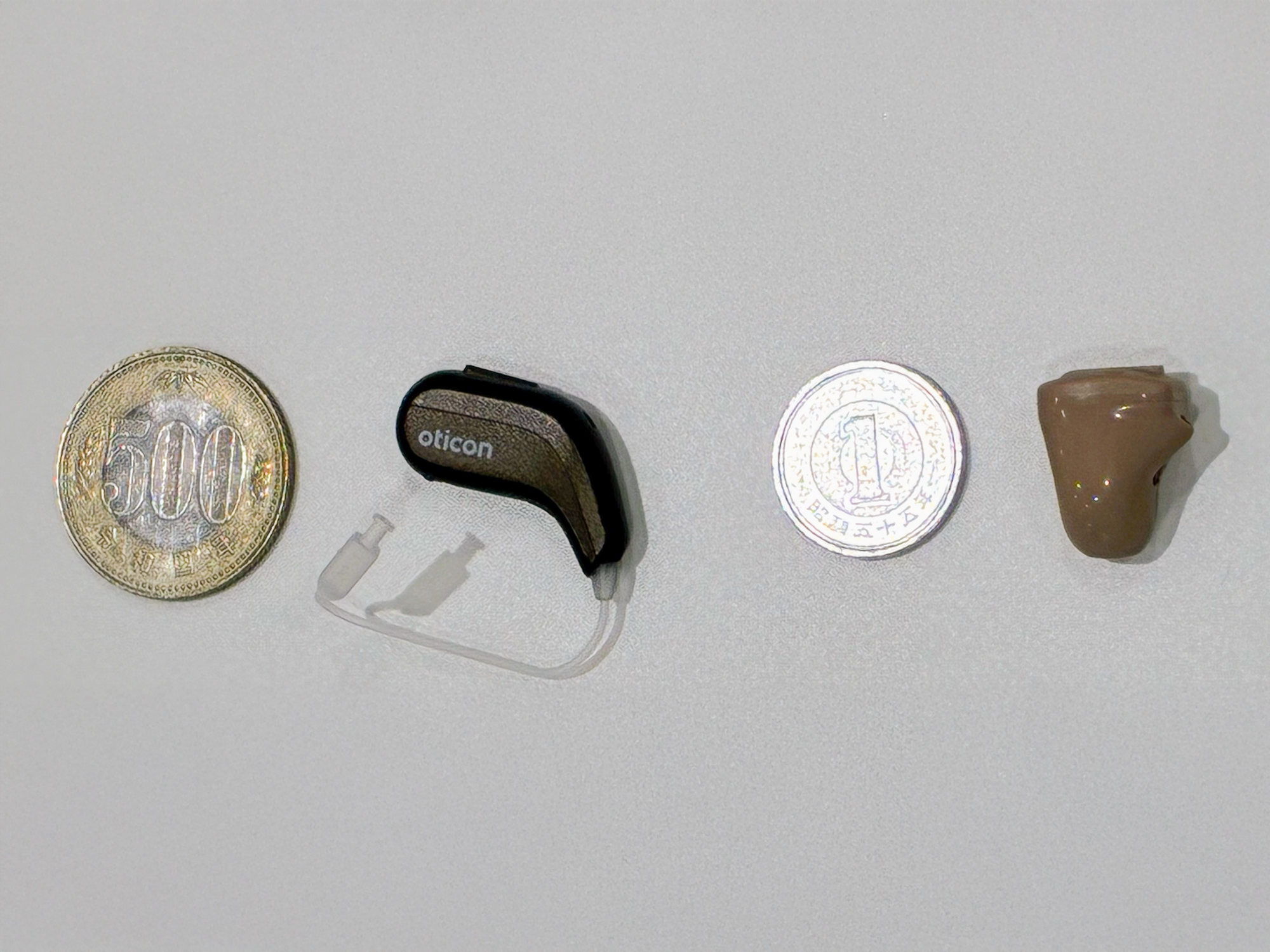 耳かけ型と500円玉の比較、耳あな型と1円玉の比較写真